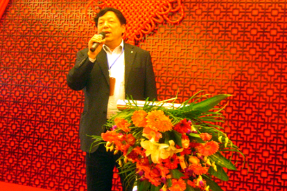 在天津滨海新区中心渔港鲤鱼门北海明珠酒店,就餐联欢时窦双林即兴所